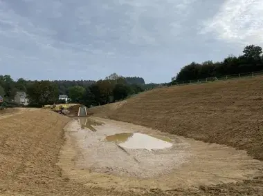 Placement de 'louvrage de régulation de débit sur une des trois zones d'immersion temporaires de Meix-devant-Virton